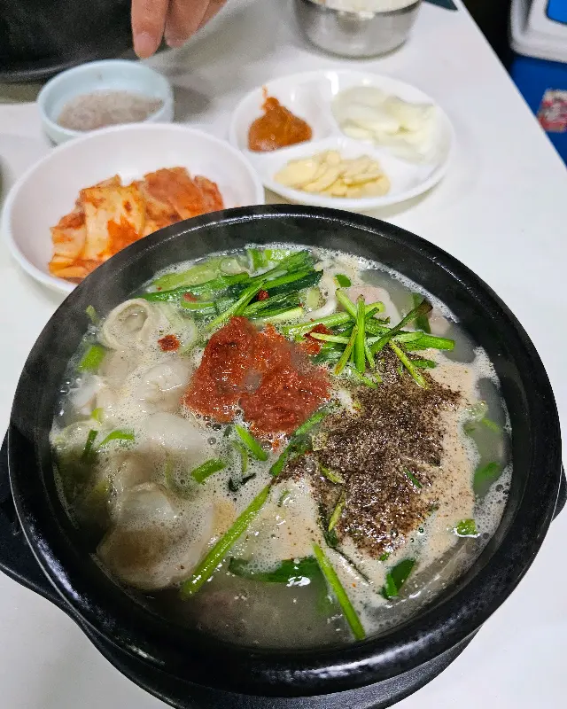 순대국밥에 다진 양념과 파가 듬뿍 올려진 모습