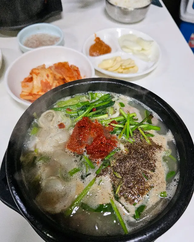 순대국밥에 붉은 다대기가 올려진 모습