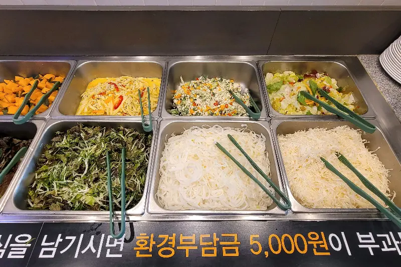 다양한 샐러드바 메뉴