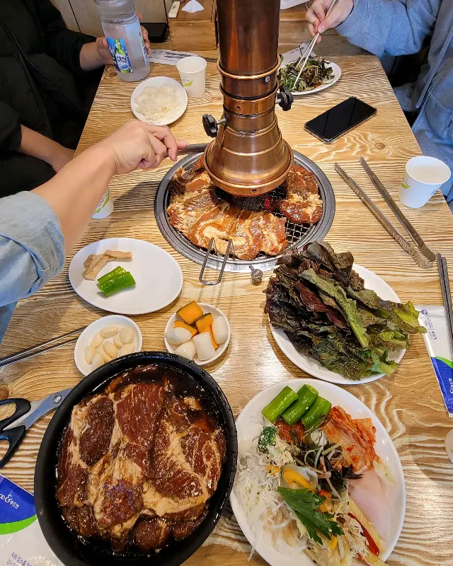 숯불 위에서 익어가는 갈비