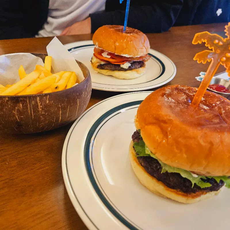 햄버거와 감자튀김의 완벽한 조화