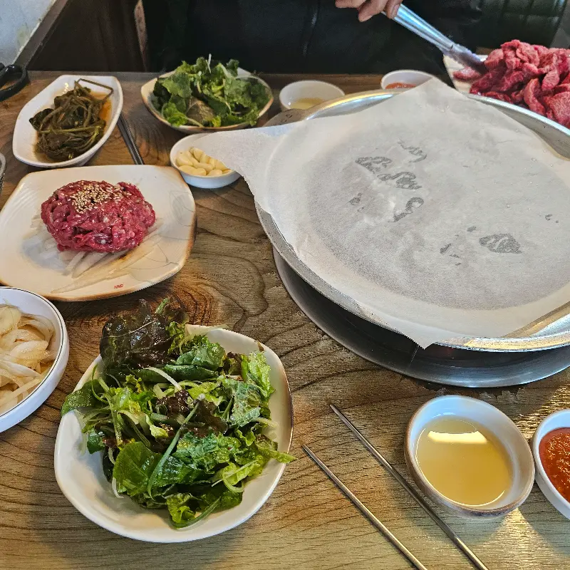 다채로운 밑반찬과 신선한 육회