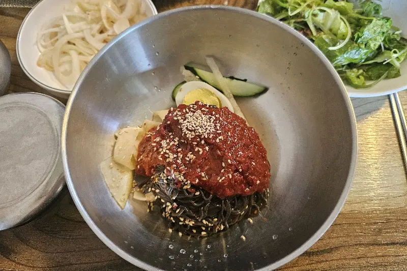 육회비빔밥의 환상적인 비주얼