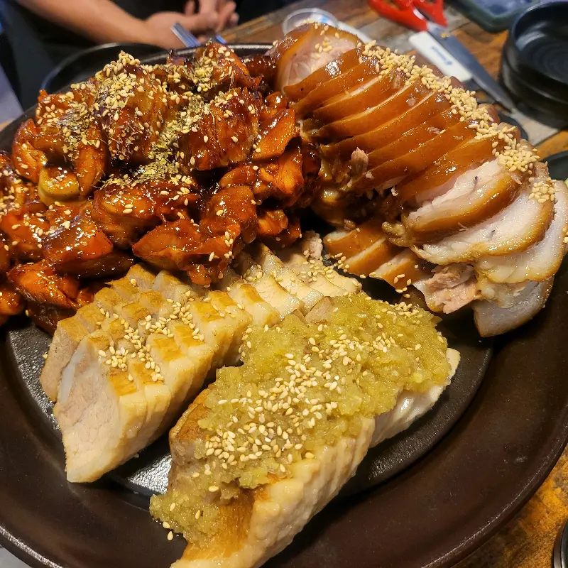 맛있게 쌈을 싸 먹는 모습