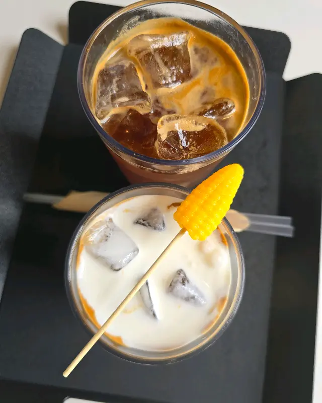 옥수수 라떼와 아이스 아메리카노