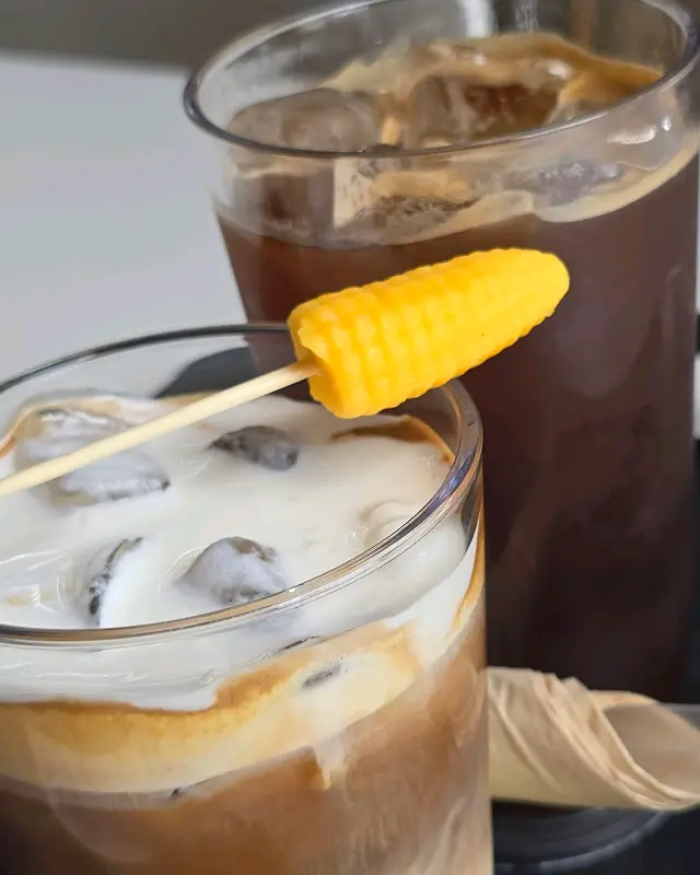 옥수수 라떼와 아이스 아메리카노