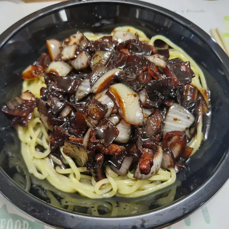 윤기가 흐르는 간짜장의 모습