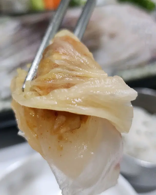 묵은지에 싸 먹는 회 한 점