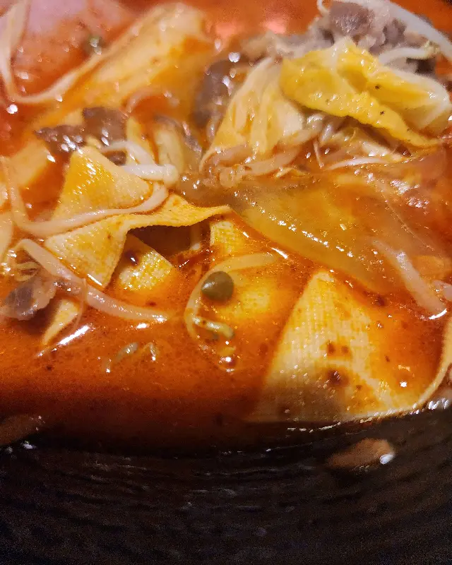 테이블 가득 차려진 음식