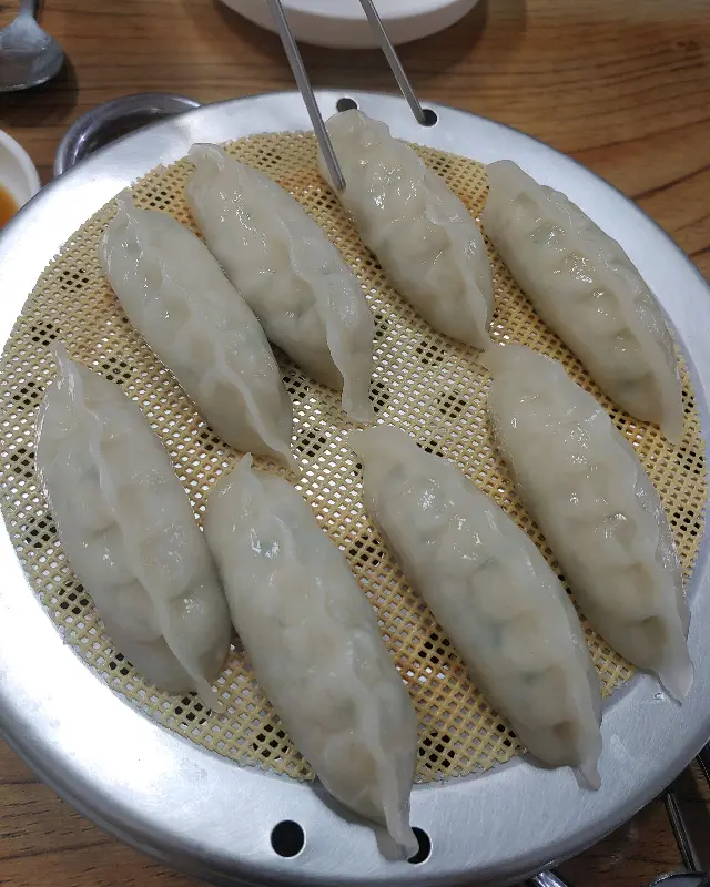 맛있는 음식에 행복한 미소가 절로