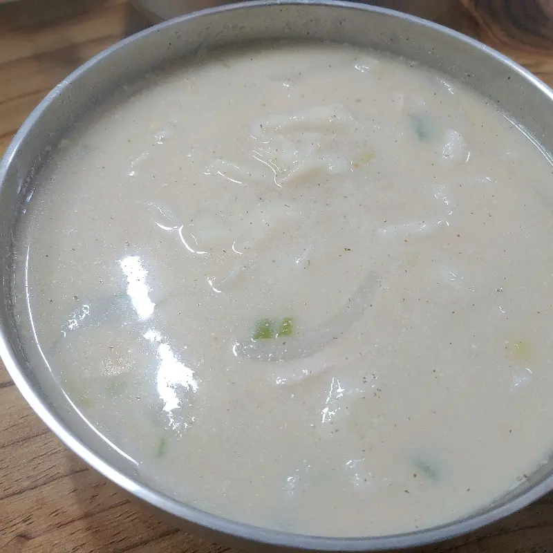 깔끔하게 비워진 놋그릇