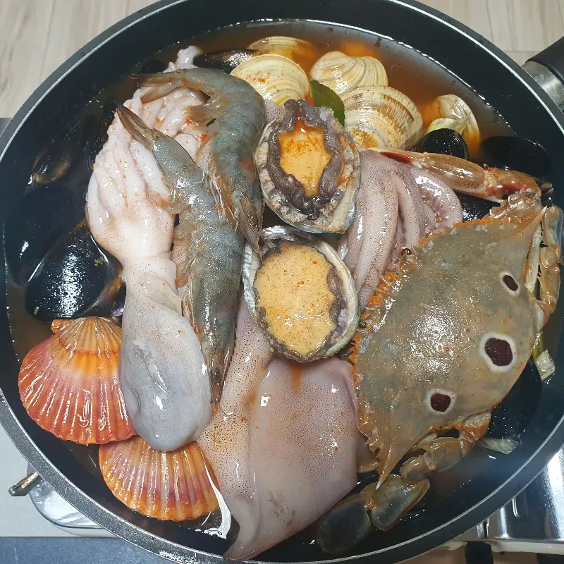 해산물이 푸짐하게 들어간 칼국수