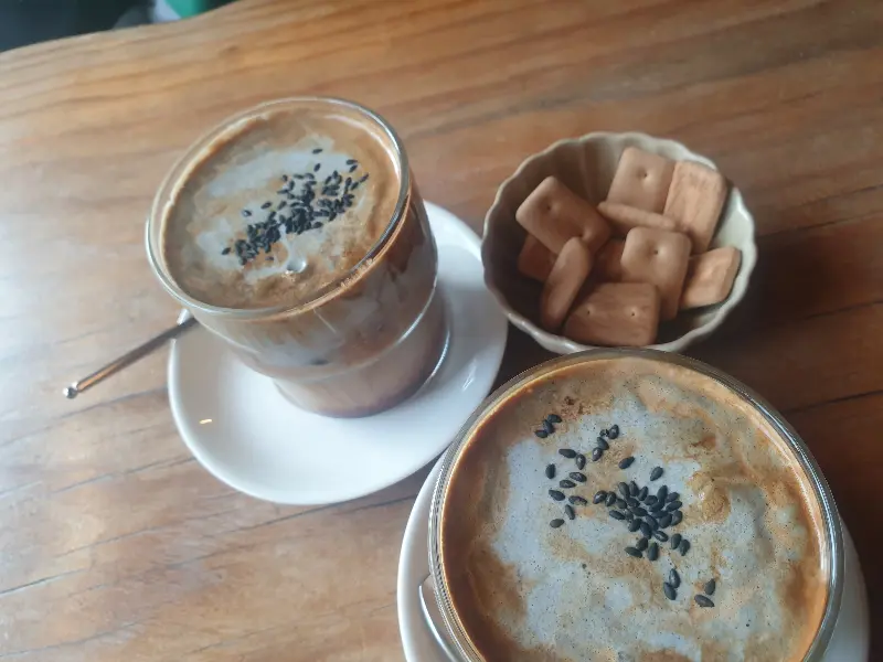 따뜻한 분위기의 조명과 앤티크한 소품들이 공간을 가득 채운다.