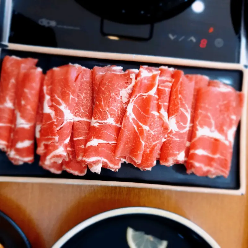 푸짐하게 차려진 샤브샤브 한 상