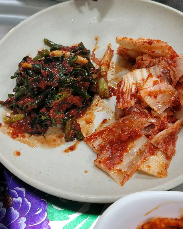 갓 담근 듯 신선한 김치와 파김치