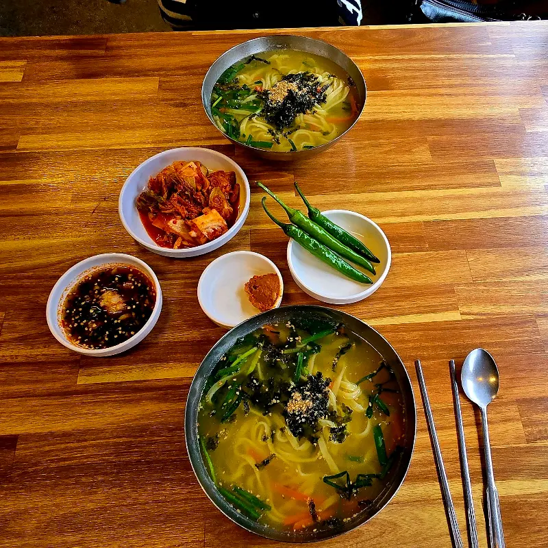 따뜻한 칼국수 한 그릇