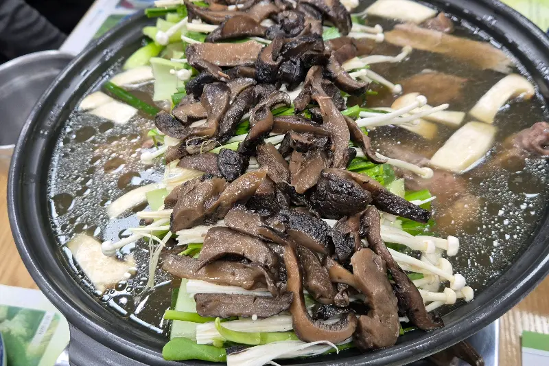 푸짐한 능이오리백숙