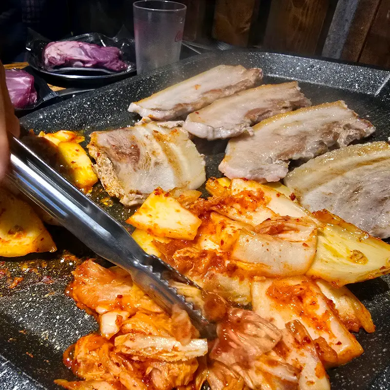 김치와 함께 구워지는 삼겹살