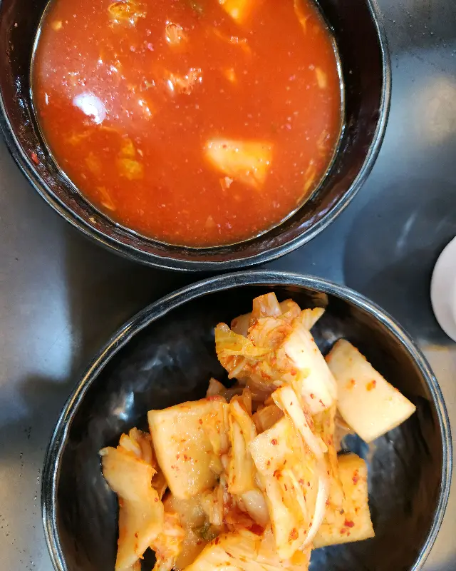 잘 익은 깍두기와 김치