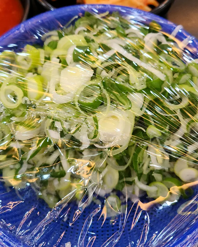 북적이는 식당 내부