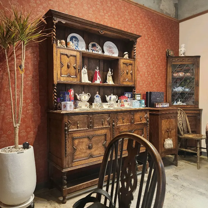 앤티크 가구와 소품으로 가득 찬 티아레나 내부