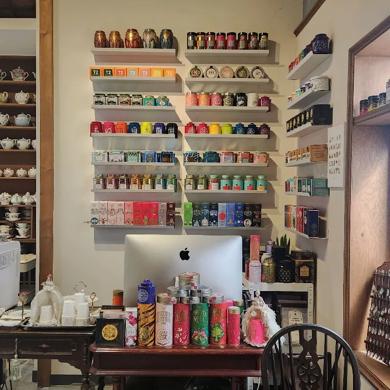 다양한 차 종류가 진열된 모습