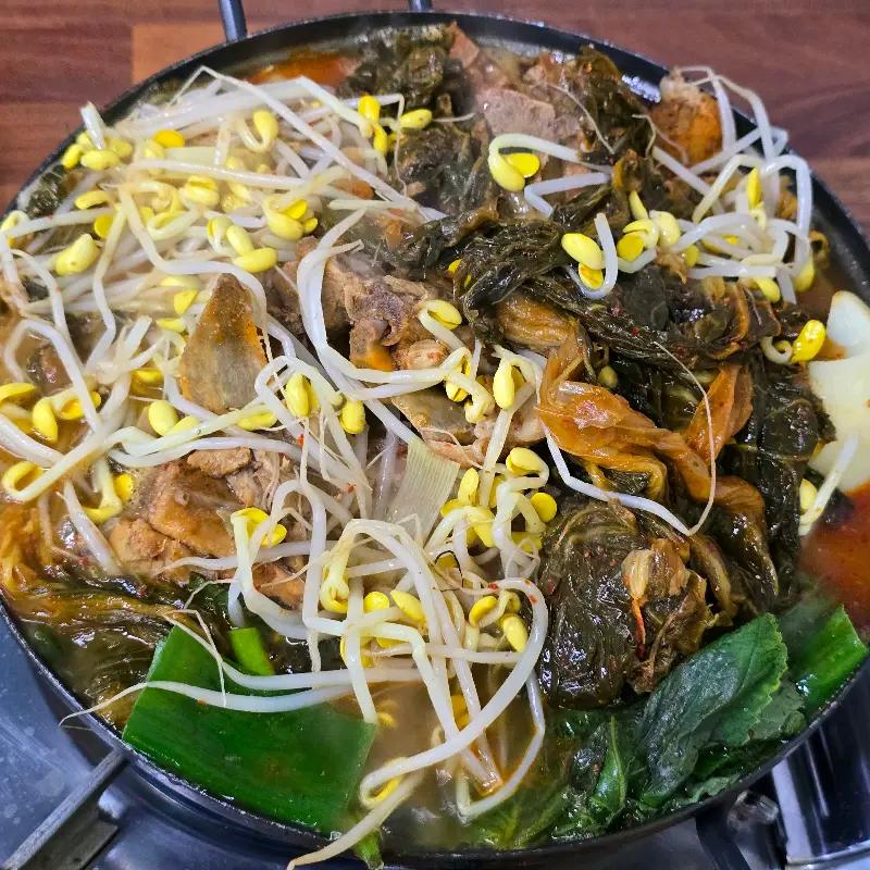 푸짐한 감자탕과 사리