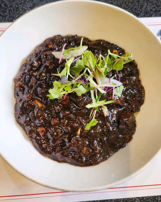 윤기가 흐르는 짜장면