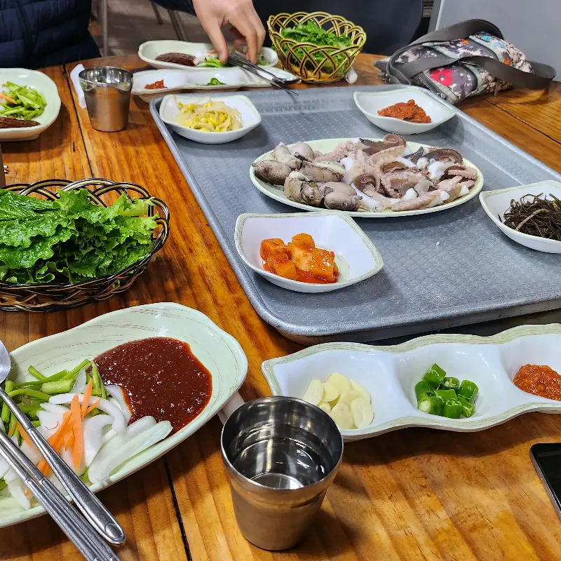 신선한 해산물이 가득한 한 상 차림