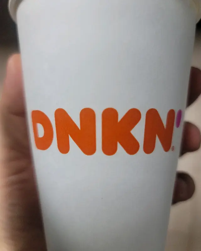 테이블 위에 놓인 도넛들