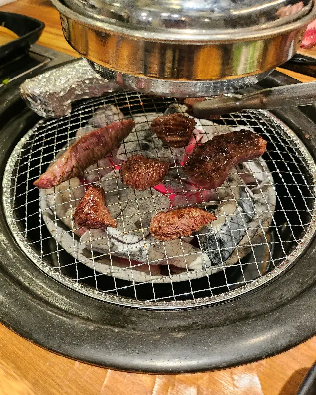 숯불 위에서 익어가는 소고기