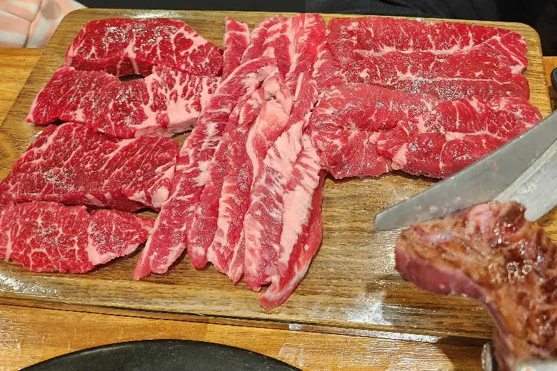 눈으로도 즐거운 고기 한 상