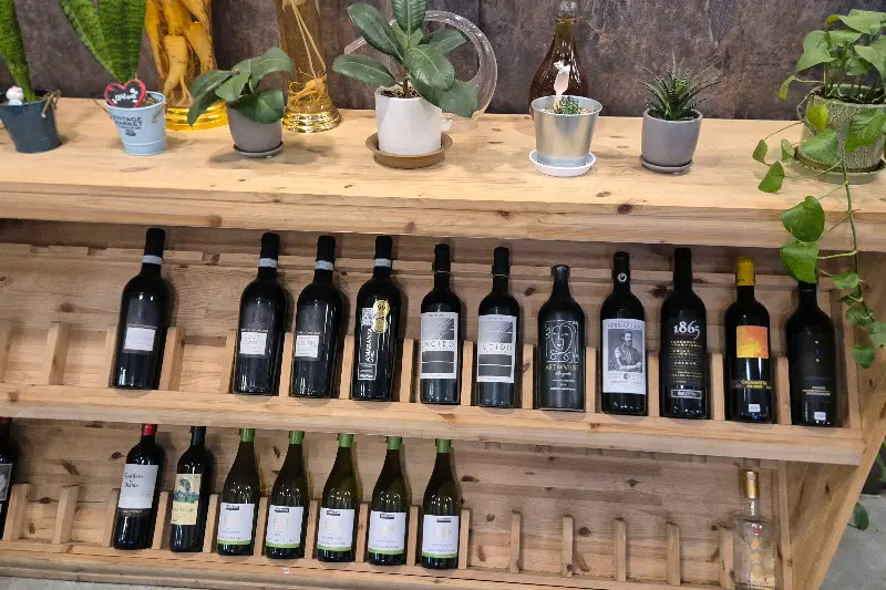 다양한 와인 진열대