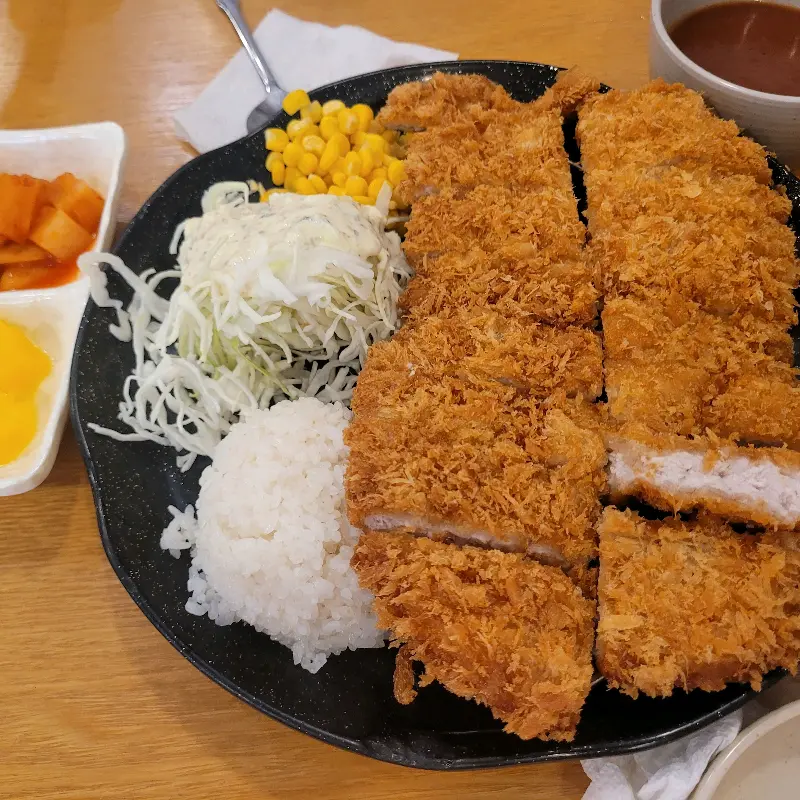 깔끔한 돈까스 한 상