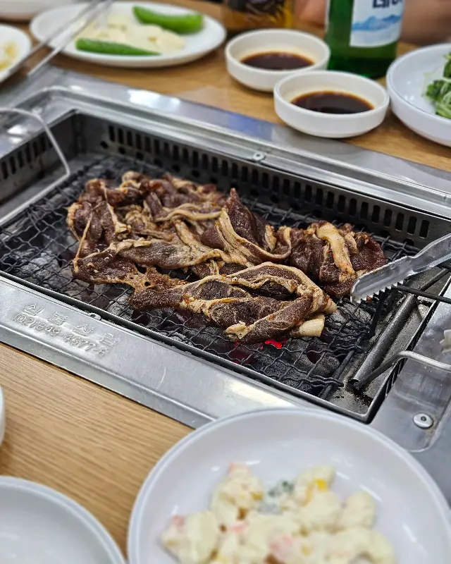 숯불 위에서 익어가는 갈비