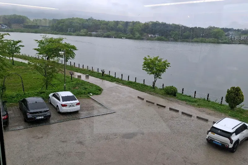 카페에서 보이는 주차장과 저수지 뷰