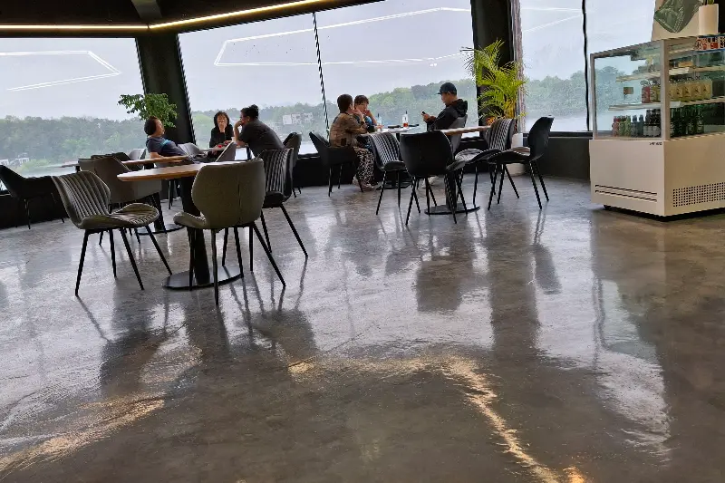 넓고 테이블 간 간격이 넓은 카페 내부