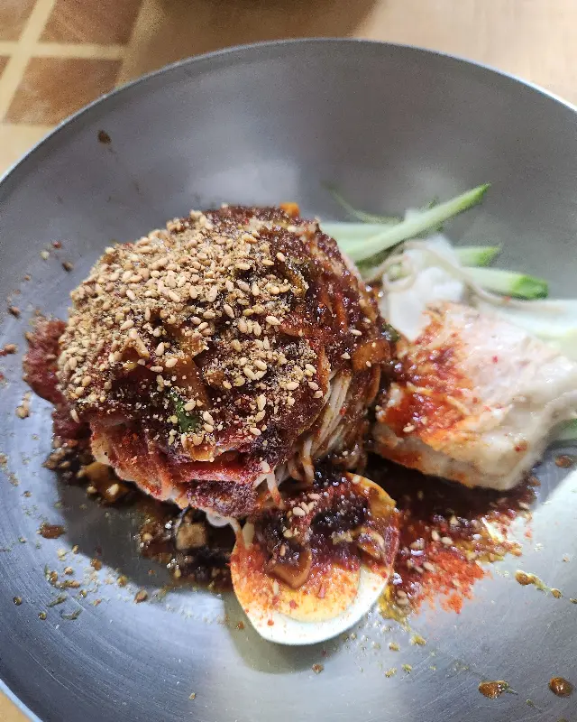 송원막국수의 간장 베이스 막국수