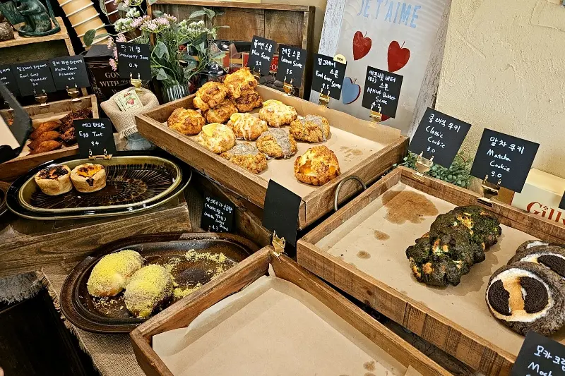 다양한 빵들이 진열되어 있는 모습