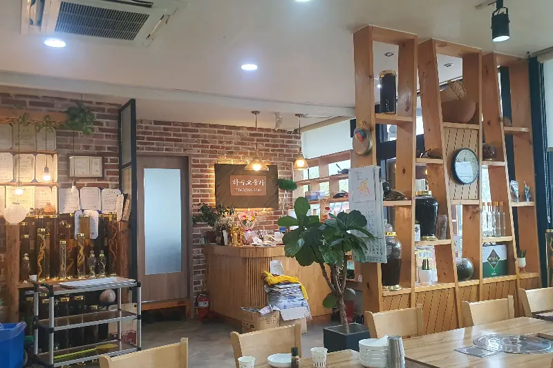 넓고 깔끔한 식당 내부