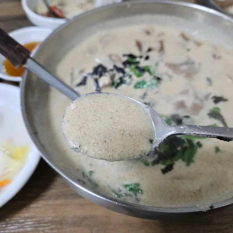 푸짐한 양의 도토리칼국수