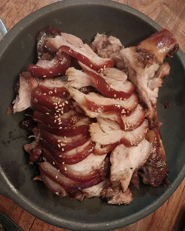 가마솥에 담겨 나온 온족발