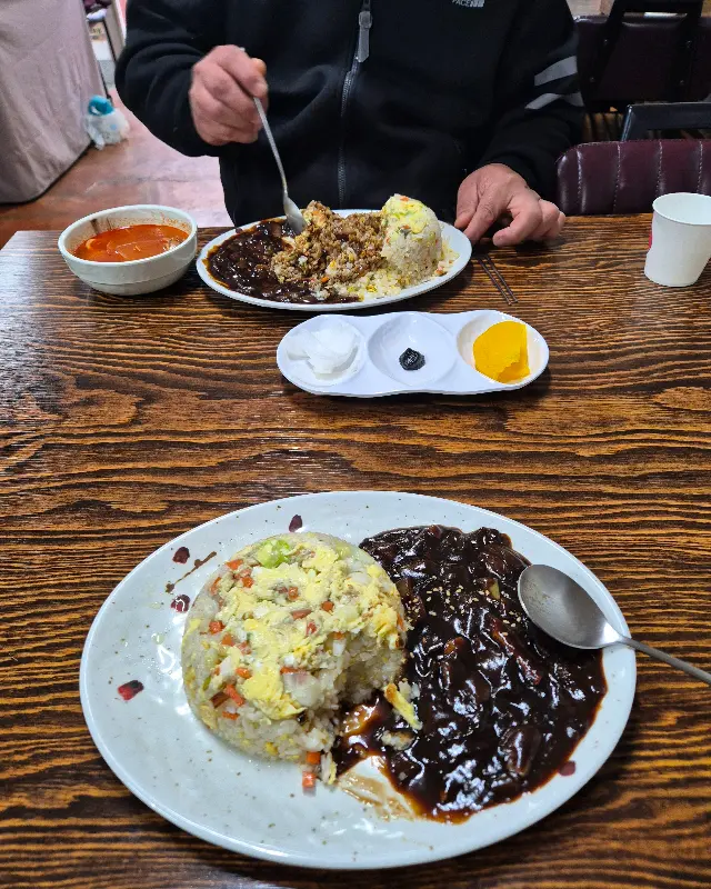 짜장 소스가 곁들여진 볶음밥