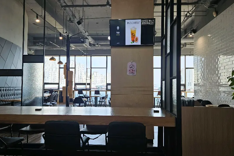 창밖을 바라보며 여유를 즐기는 사람들