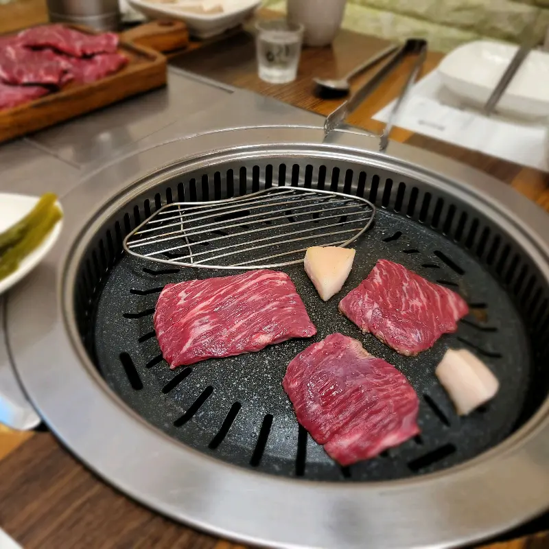 숯불 위에 구워지는 안창살