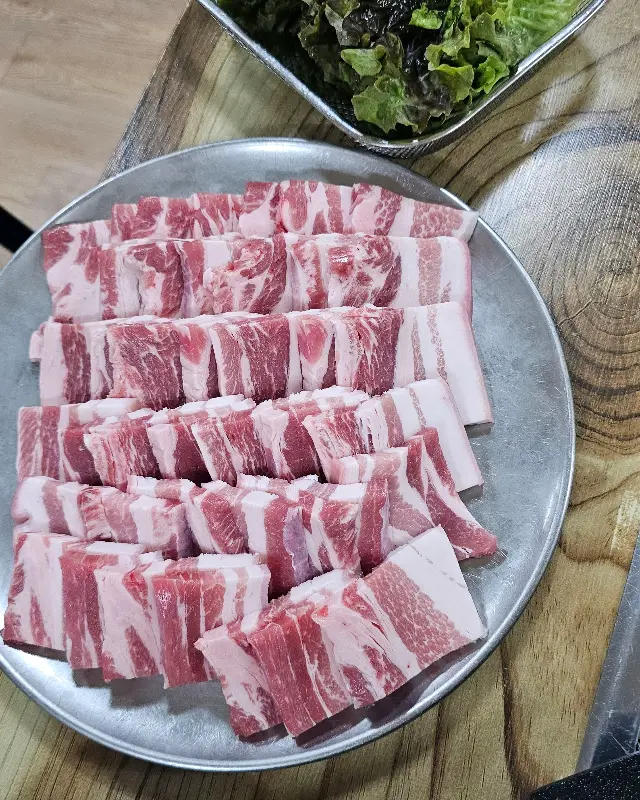 접시에 담겨 나온 삼겹살, 고기의 질이 좋아보인다.