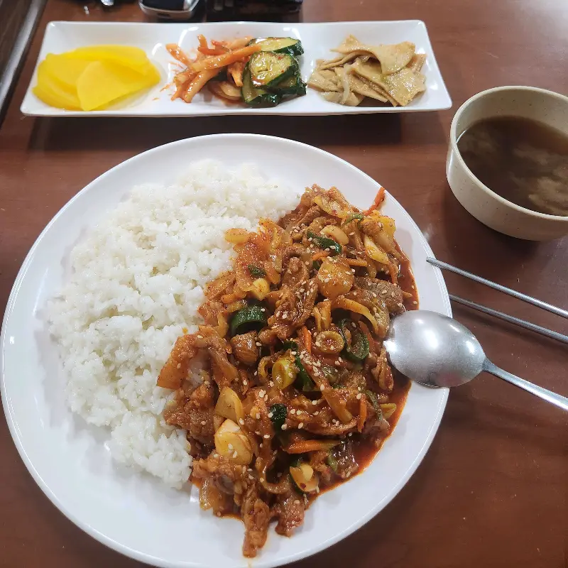 제육덮밥 한 상 차림