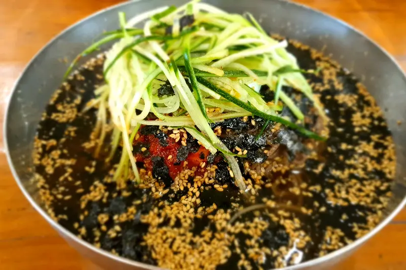 오이 고명이 올라간 막국수