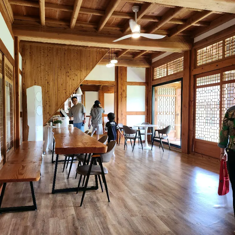 따뜻한 햇살이 들어오는 카페 내부