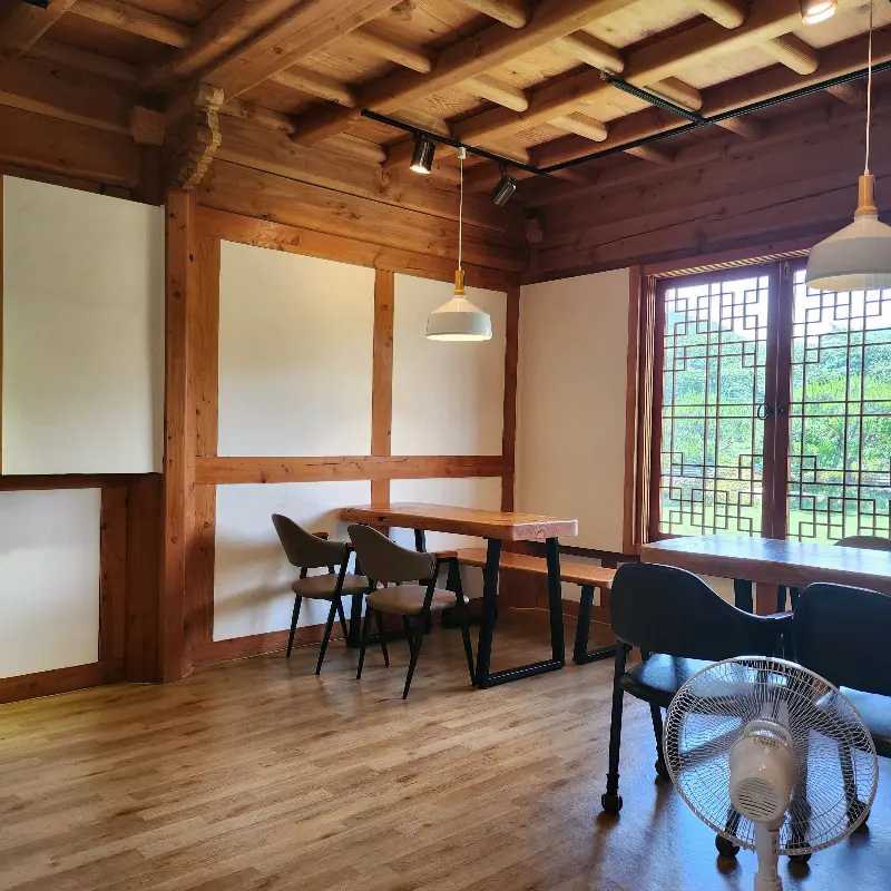 카페 내부 테이블 좌석